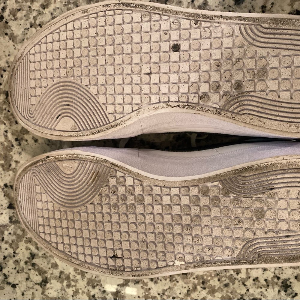 Nike Men's Classic White and Black Sneakers - Picture 2 of 5